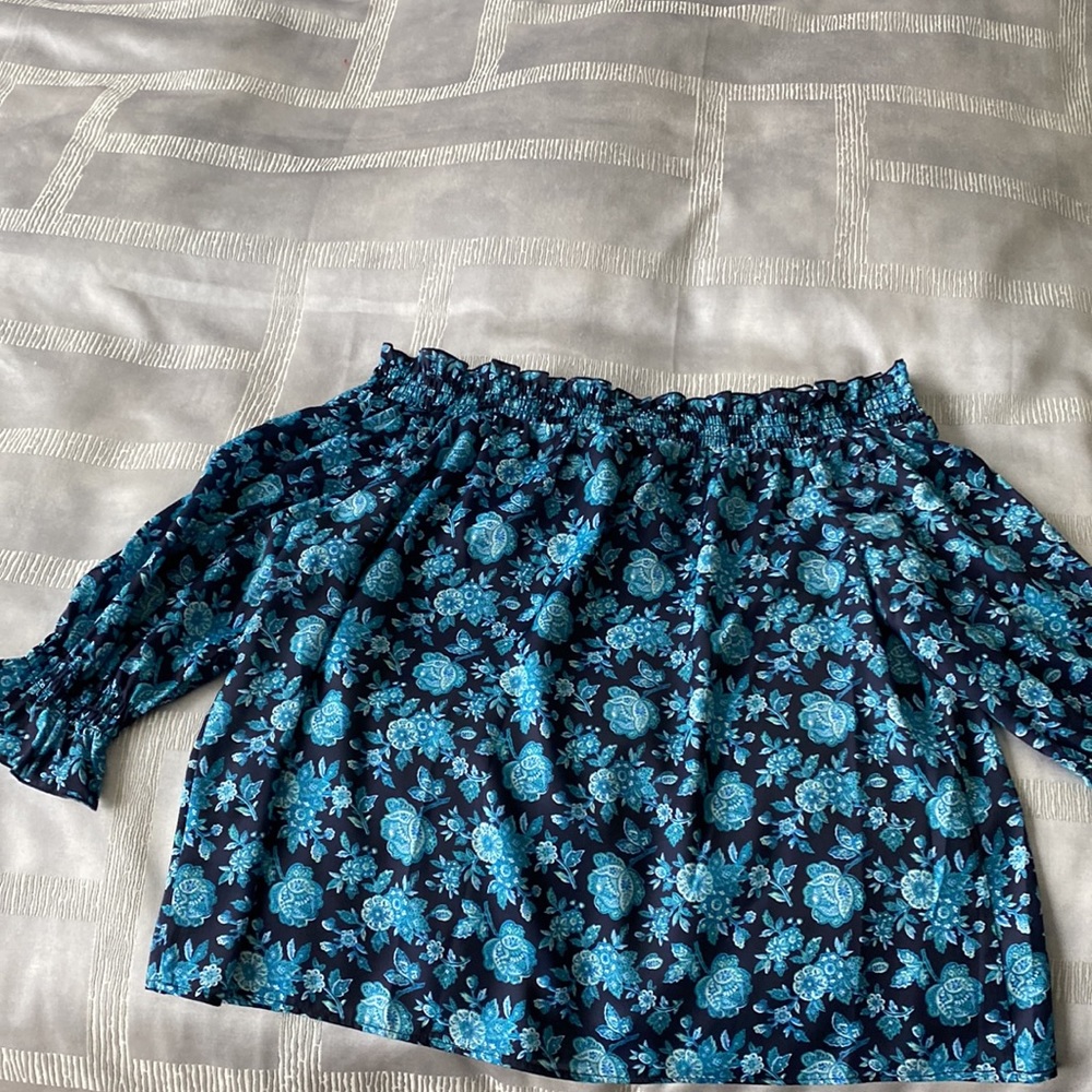 Ava & Aiden Off the shoulder blouse